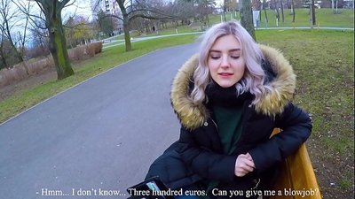 Humeza chakula cha moto cha mgeni kwa pesa - blowjob katika bustani na Eva Elfie